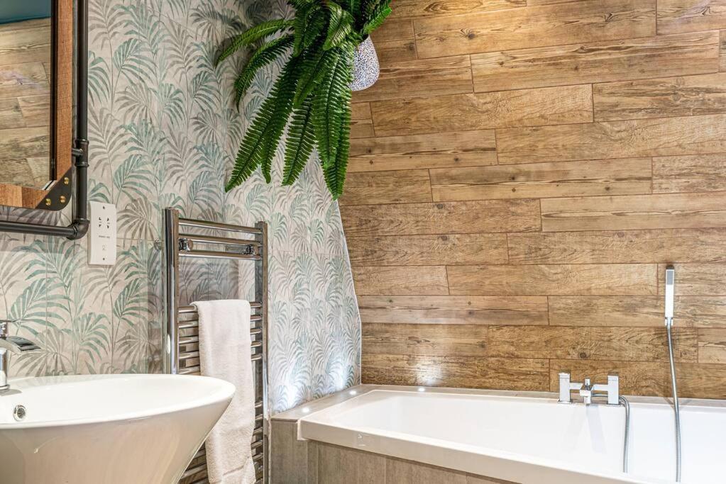 Style & Opulence In Georgian Chapel W Parking Bath